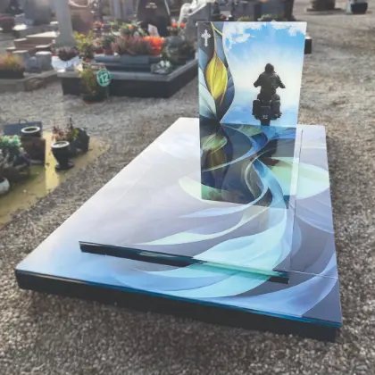 Monument en verre aux volutes bleues et vertes