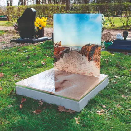 Cinéraire en verre modèle Plage, décor de plage et d’océan