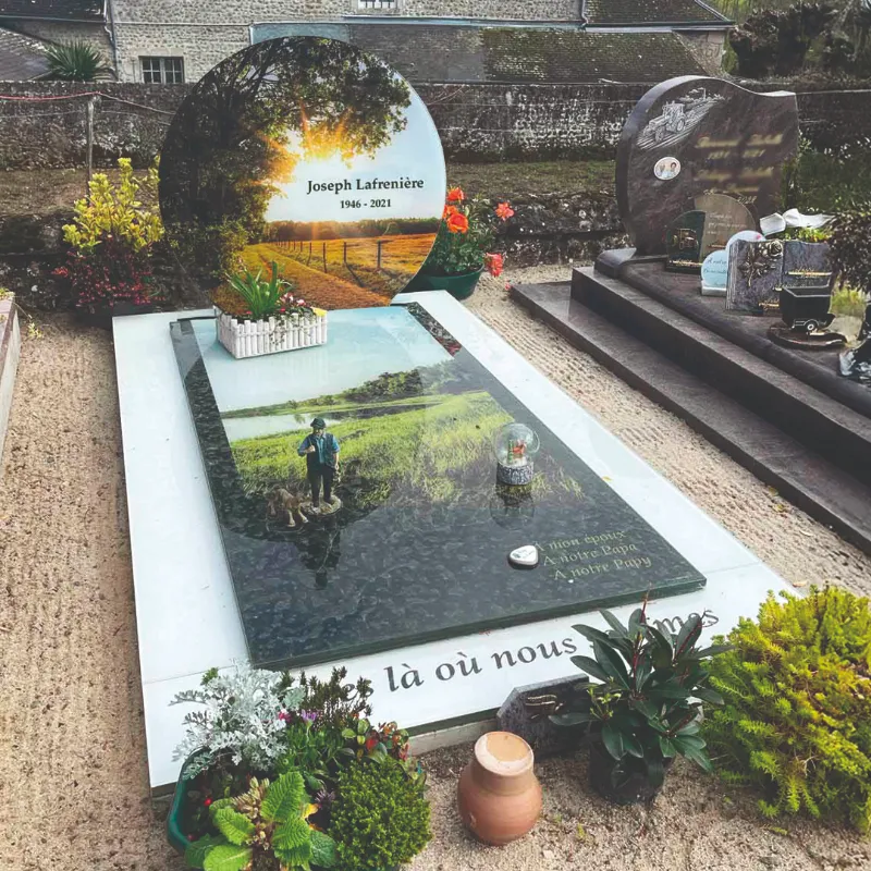 Monument en verre personnalisé à stèle ronde, décor de chemin dans la nature