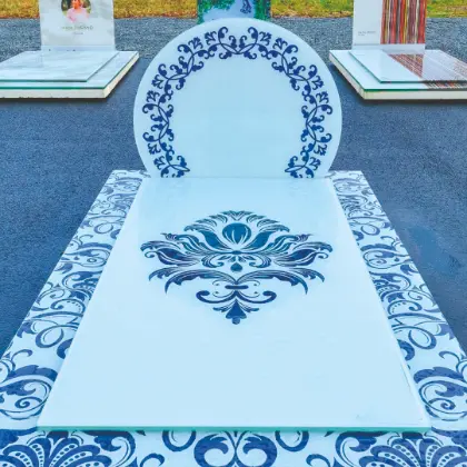 Monument en verre modèle Baroque, arabesques bleues et stèle ronde