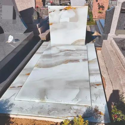 Monument en verre imprimé effet marbre blanc