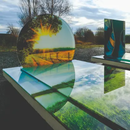 Monument en verre modèle Chemin à stèle ronde, coucher de soleil sur la campagne