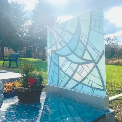 Stèle en verre modèle Envol bleu