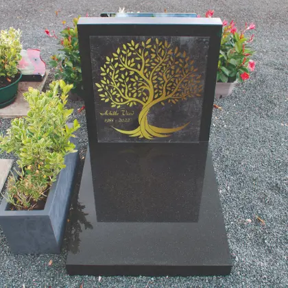 Stèle en verre noir ornée d’un arbre doré