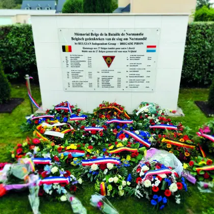 Mémorial commémoratif en verre avec drapeaux et liste de noms