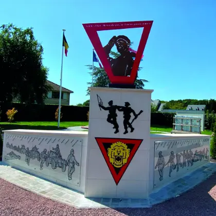 Monument commémoratif militaire en verre