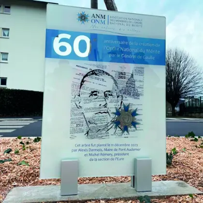 Stèle anniversaire en verre avec portrait gravé