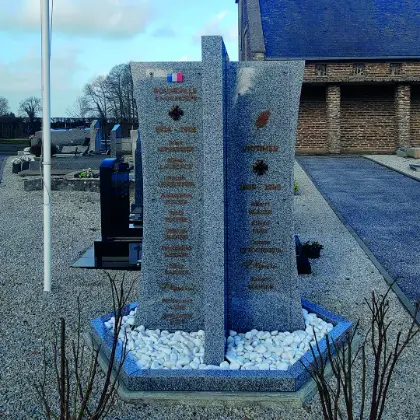Stèle commémorative associant granit et verre
