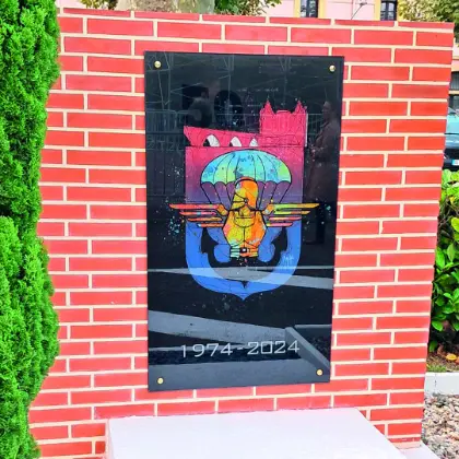 Plaque commémorative en verre avec insigne régimentaire