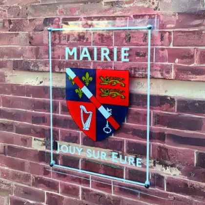 Plaque en verre portant le blason d’une mairie