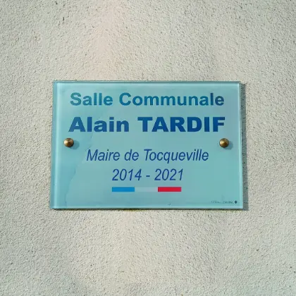 Plaque en verre de dénomination d’une salle communale