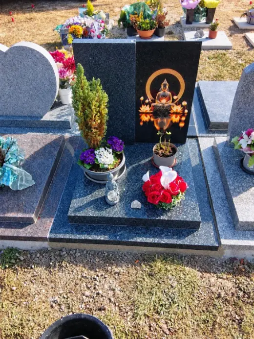 Stèle en verre noir ornée d’un Bouddha doré