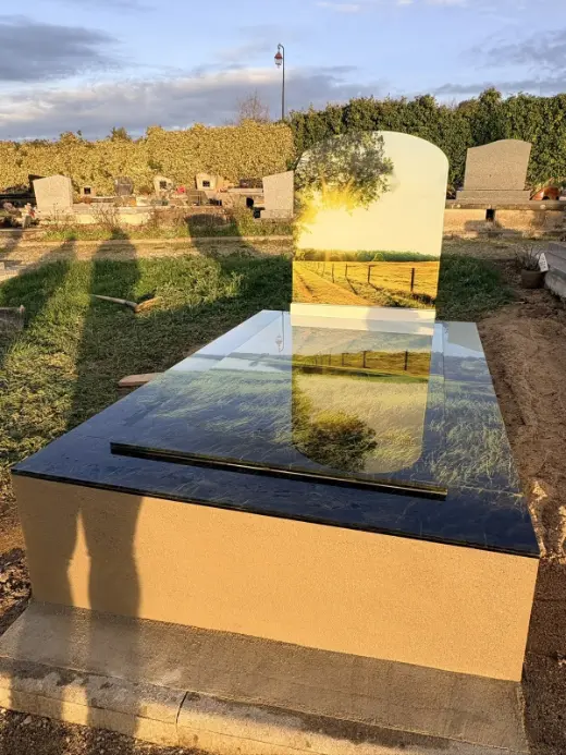 Monument en verre modèle Chemin à stèle ronde, arbre et champ au soleil couchant