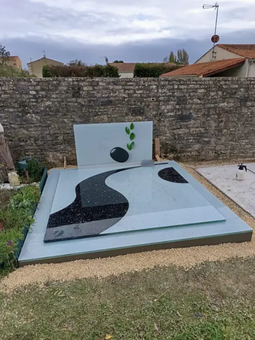 Monument en verre modèle Zen, stèle au galet et feuilles, dalle noir et blanc