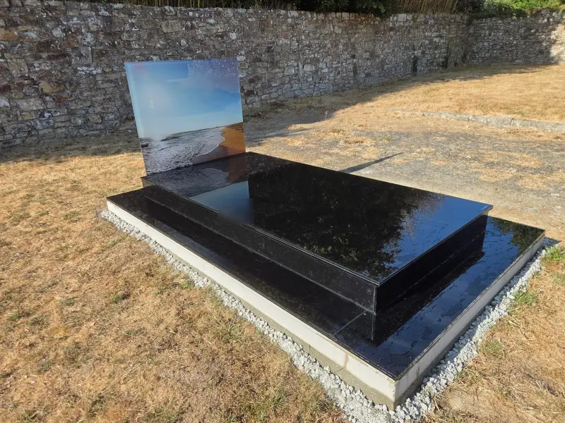 Stèle en verre imprimée d’un rivage marin sur monument en granit noir