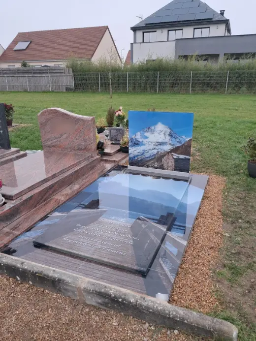 Monument en verre imprimé d’un sommet enneigé et d’un ponton sur un lac
