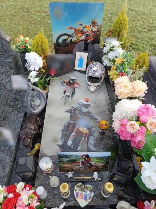 Monument en verre décoré de scènes de moto-cross