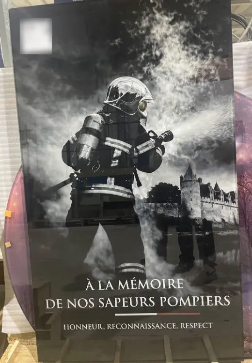 Stèle en verre noire et blanche en hommage aux sapeurs-pompiers