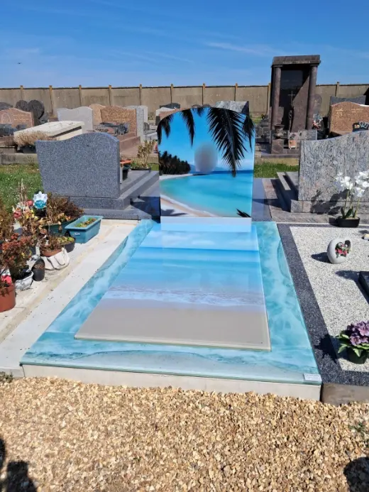 Monument en verre au décor de plage tropicale et de palmiers