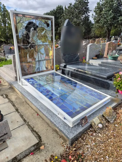 Monument en verre façon vitrail d’art, stèle et dalle