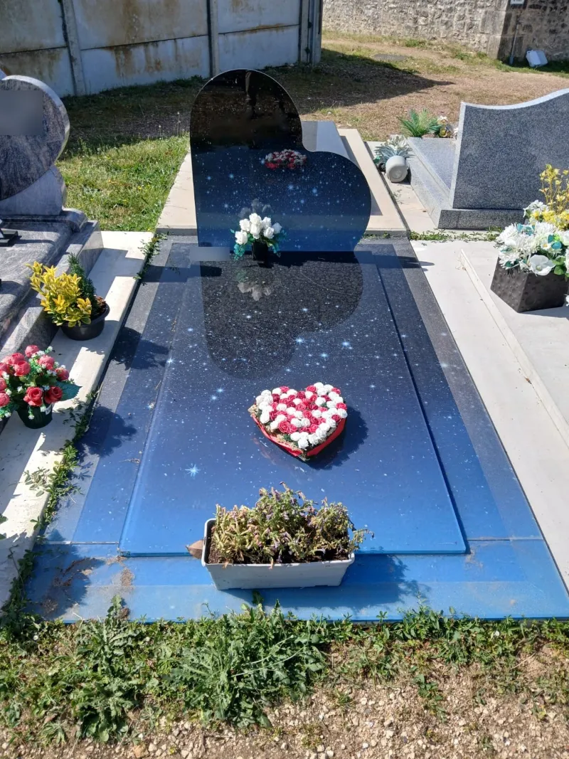 Monument en verre au décor de ciel étoilé avec stèle en forme de cœur