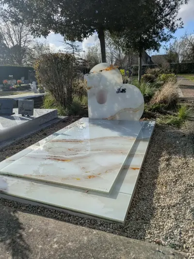 Monument en verre effet onyx doré, stèle cœur