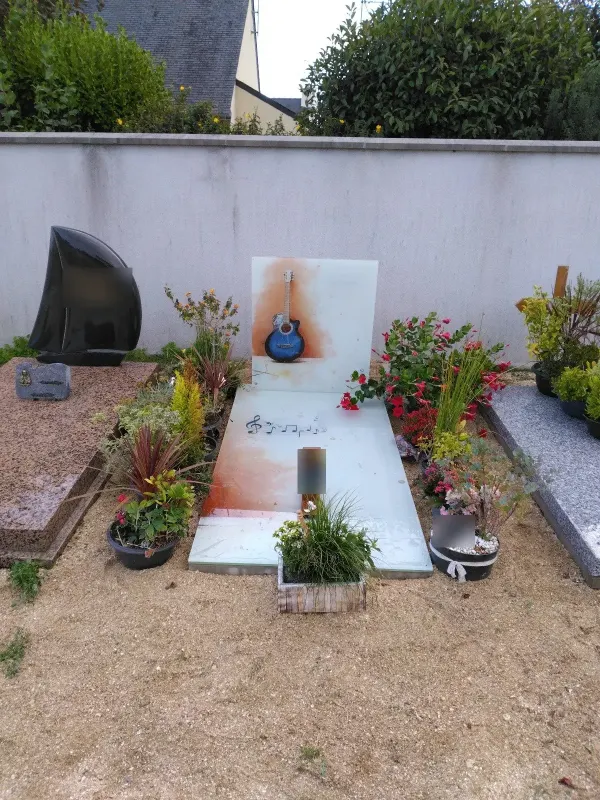 Monument en verre clair décoré d’une guitare et de notes de musique