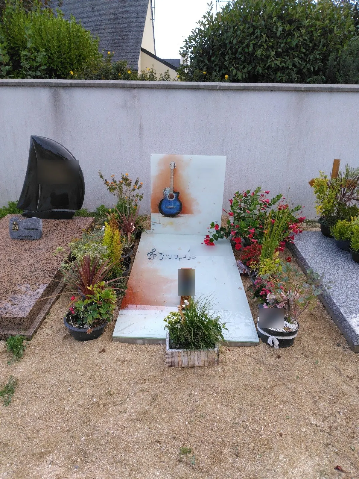 Monument en verre clair décoré d'une guitare et de notes de musique