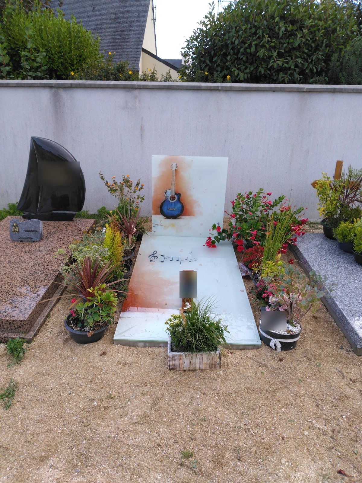 Monument en verre clair décoré d'une guitare et de notes de musique