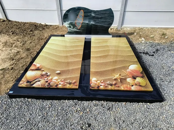 Monument double en verre au décor de plage et de coquillages