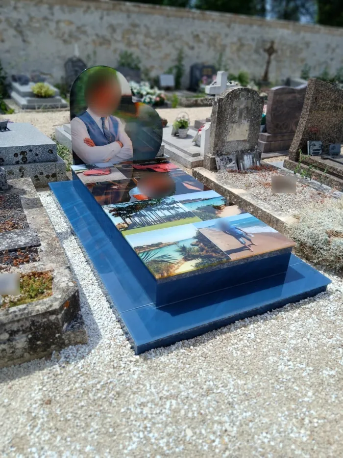 Monument en verre à stèle cœur recto verso, avec photos personnelles sur la dalle